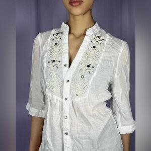 BKE White Button Up Blouse Womens Size M Rhinestone Floral Embroidery Bling Boho
